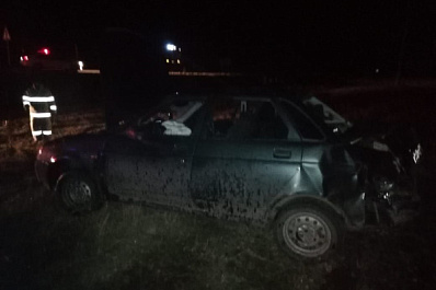 Есть пострадавший: в Самарской области на трассе улетела в кювет и перевернулась "Приора"