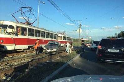 На Ташкентской трамвай протащил иномарку и выкинул ее на встречку
