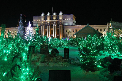 26-метровая центральная новогодняя елка и еще четыре дополнительных появятся на площади Куйбышева в Самаре