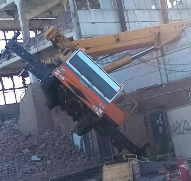 В Тольятти на Коммунальной автокран упал и проломил крышу здания