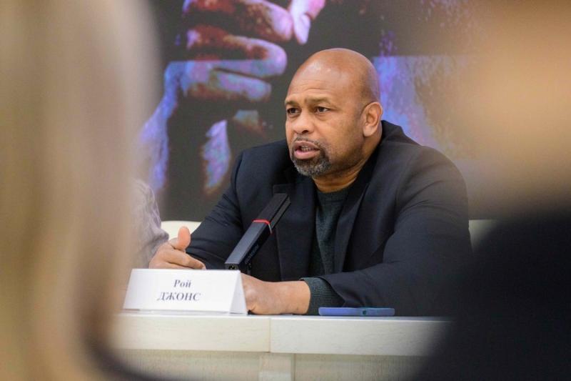 Звездам мирового бокса подарили русские валенки