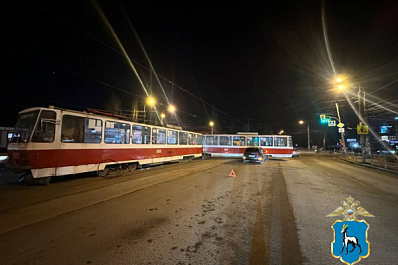 В Самаре трамвай сошел с рельсов, сбил пешехода и врезался в иномарку