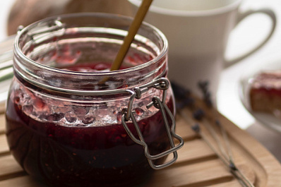 Активисты организовали концерт и привезли подарки пациентам госпиталя