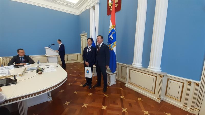 Дмитрий Азаров вручил паспорта юным гражданам