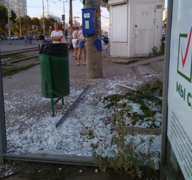 В Самаре мужчина отвлекся на телефон и пробил лбом остановку "Барбошина поляна"