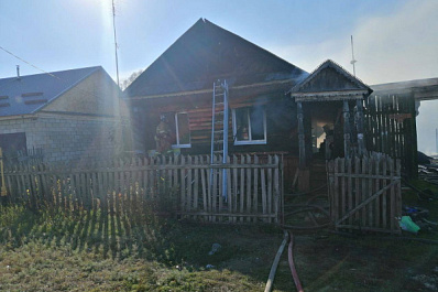 В Самарской области 2 октября продолжают тушить деревянный частный дом 