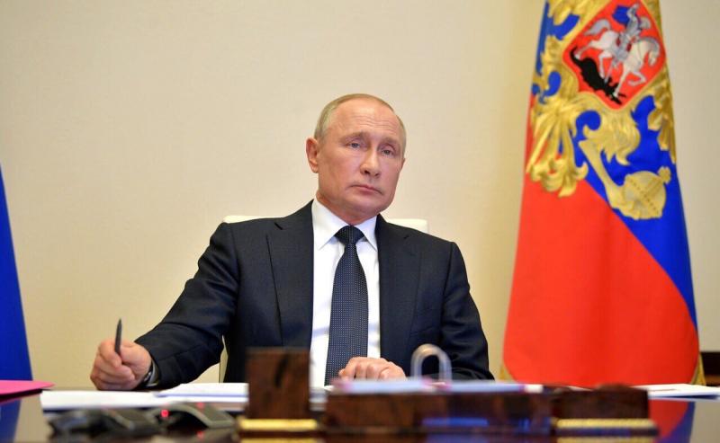 Владимир Путин через несколько минут начнет разговор с россиянами в формате прямой линии