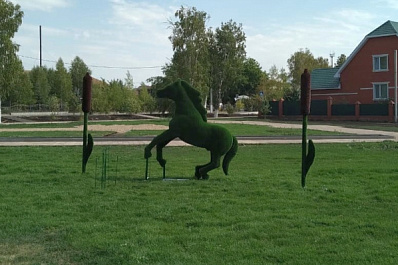 В сквере села Камышла установили новые арт-объекты 