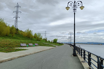 На набережной Комсомольского района устраняют провалы