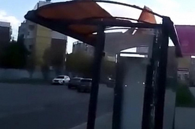 Ветром сорвало крышу с остановки на пересечении Кирова и Солнечной в Самаре