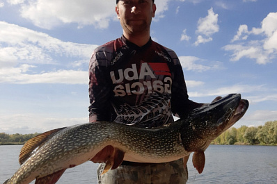 Самарский рыбак выловил огромную 9-килограммовую щуку