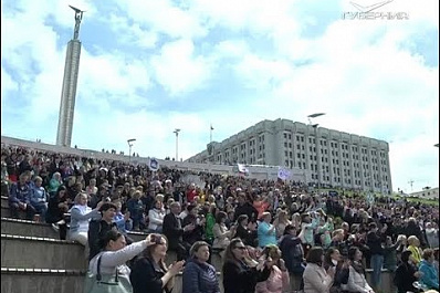 Самарские выпускники отметили прощание со школой на площади Славы