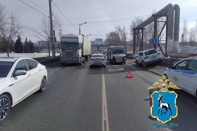 В Тольятти 78-летний пенсионер на иномарке врезался в 137-й автобус