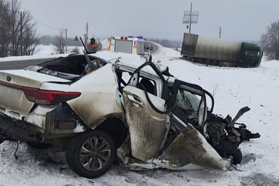 В Самарской области на трассе в аварии погиб водитель Kia Rio