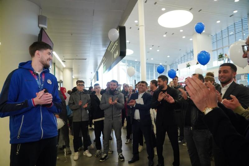 В самарском аэропорту торжественно встретили серебряного призера чемпионата мира по тхэквондо Рафаиля Аюкаева