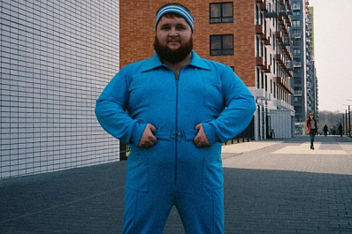 "Пухляш" из клипа Little Big станцевал на парковке