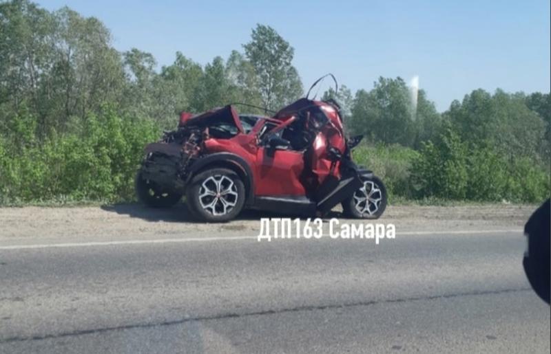 В Самаре на улице Утевской два грузовика зажали легковушку