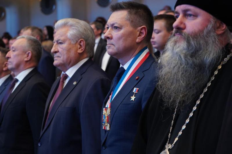 Вячеслав Федорищев вручил знак "Почетный гражданин Самарской области" Олегу Кононенко