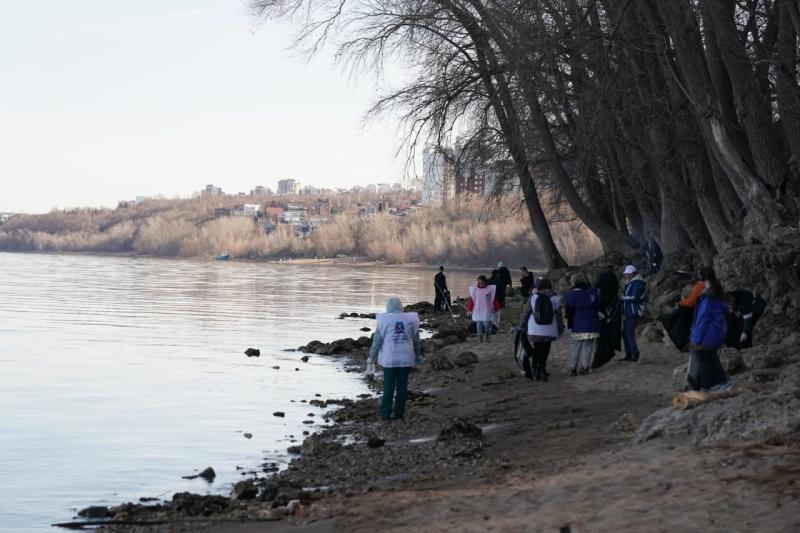 Сохраняют чистоту: в Самаре берега Волги очищают от мусора