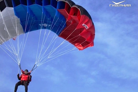 Прыжки с парашютом в Самарской области. Утро Губернии