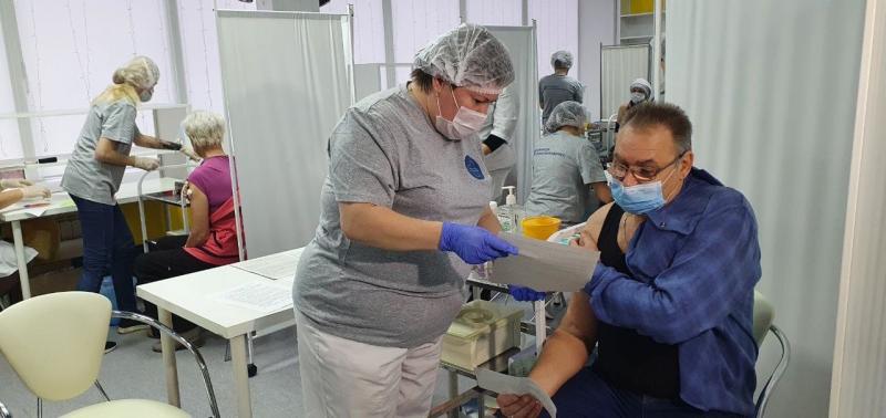 В Самарской областной научной библиотеке 2 ноября начали работу 25 мобильных прививочных бригад
