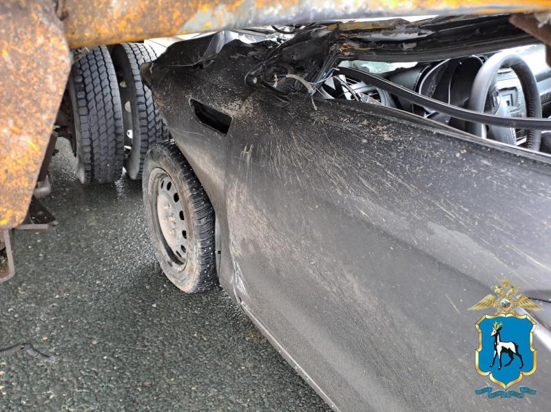 Водитель погиб: в Самарской области на трассе легковушка заехала под КамАЗ