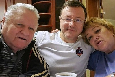 Дмитрий Азаров поздравил земляков с Днем матери