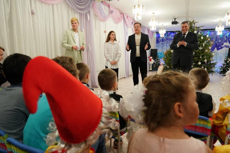 Дмитрий Азаров поздравил с Новым годом детей-сирот и ребят, оставшихся без попечения родителей, поблагодарив их за поддержку защитников Отечества
