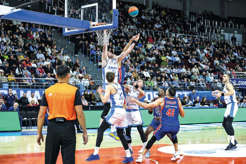 Баскетбольные команды начали чемпионат с поражений