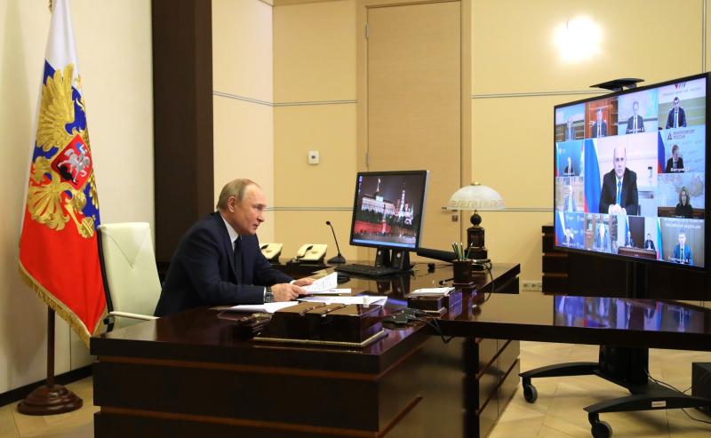 Путин поручил перевести в рубли платежи за газ для недружественных стран