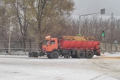 Дороги Самарской области начали посыпать песчано-соляной смесью