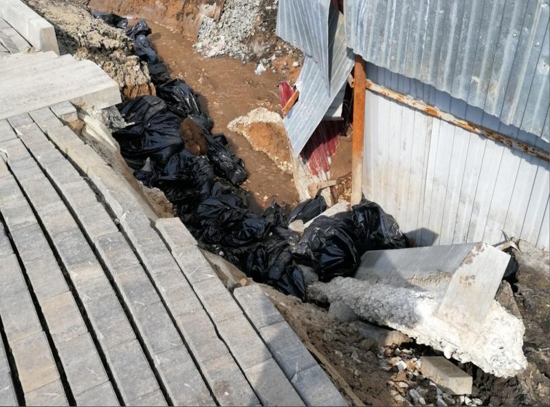 В Самаре подрядчик восстановит разрушенную плитку тротуара у школы на Пятой просеке