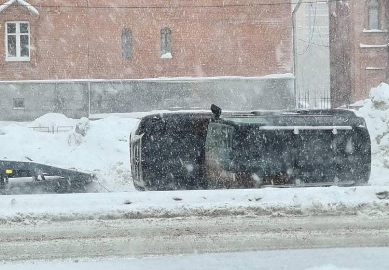 В Самаре у ворот храма на Солнечной перевернулся "Лексус"