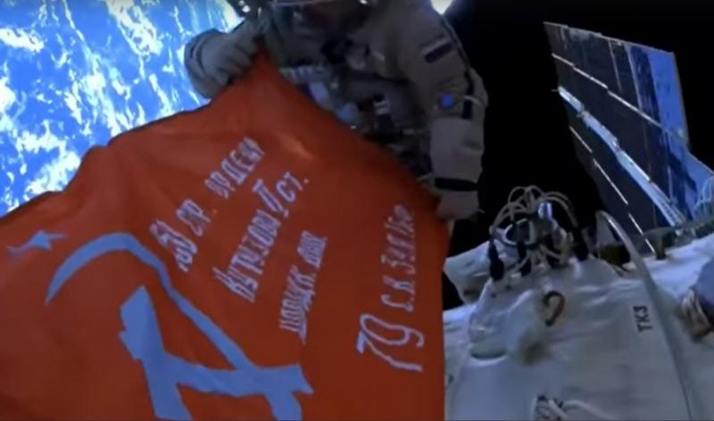 Российские космонавты развернули копию Знамени Победы в открытом космосе