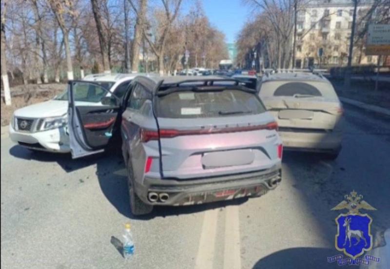 В Самаре на Волжском проспекте столкнулись три иномарки