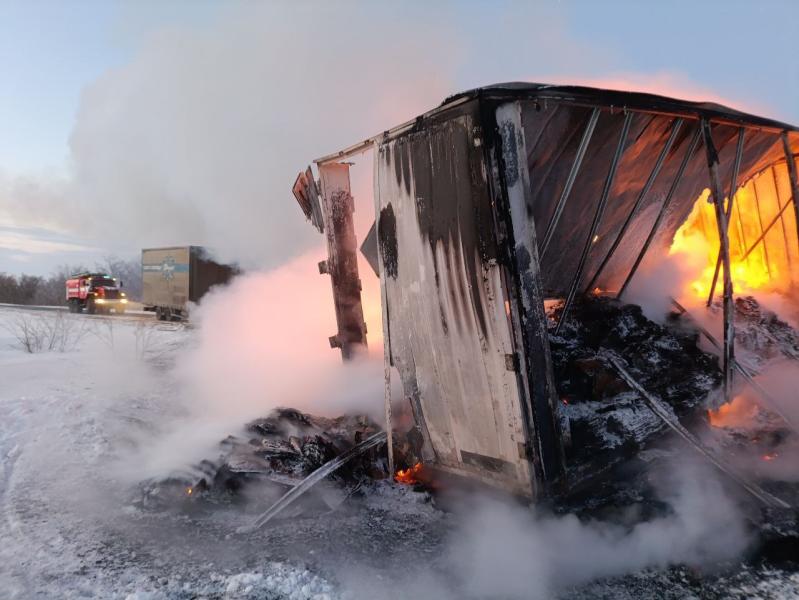 В Самарской области 19 февраля на трассе сгорела фура с картонными коробками