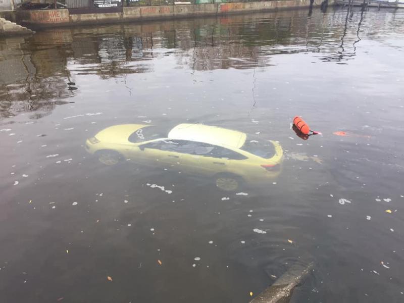 В Тольятти из-под воды достали автомобиль с мертвой женщиной