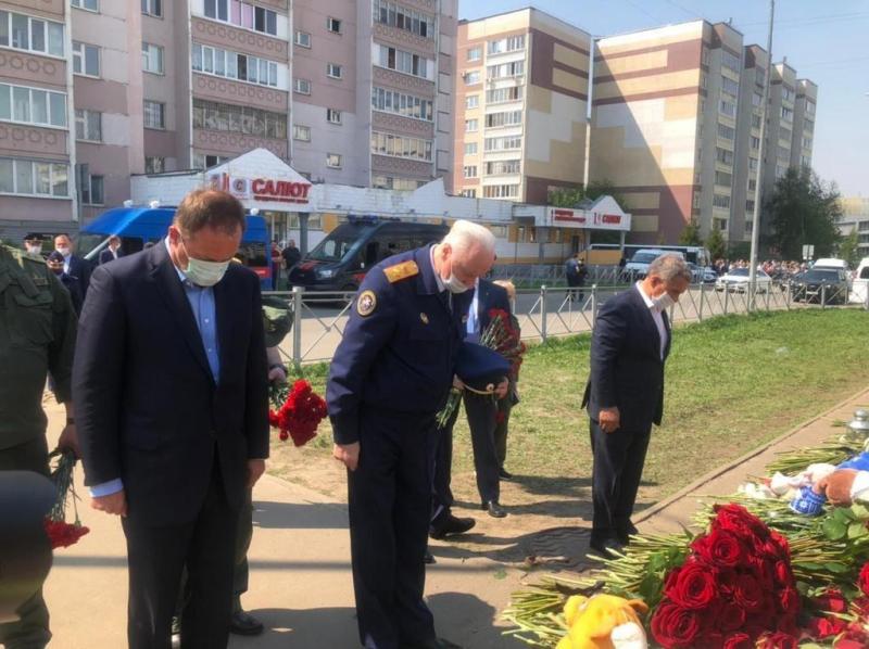 Игорь Комаров возложил цветы в память о погибших в Казани