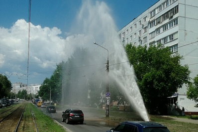В Самаре из-под земли забил фонтан высотой в 9 этажей