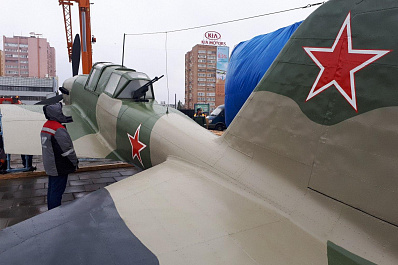 Фюзеляж штурмовика Ил-2 привезли к постаменту