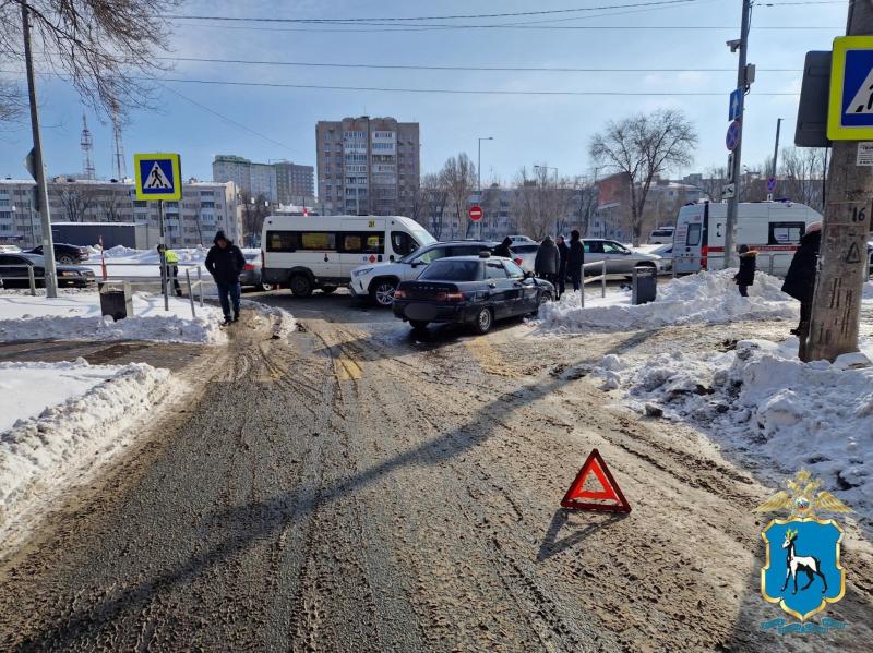 В Самаре на ул. Ново-Садовой внедорожник протаранил маршрутку