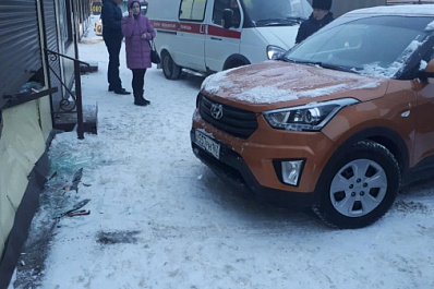 Автоледи из Сызрани при парковке перепутала педали и "вдавила" продавщицу в ларек