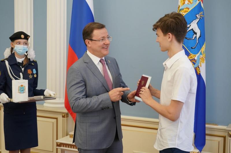 "Рассчитываю, что свое будущее свяжете с родной землей": Дмитрий Азаров дал напутствие выпускникам школ