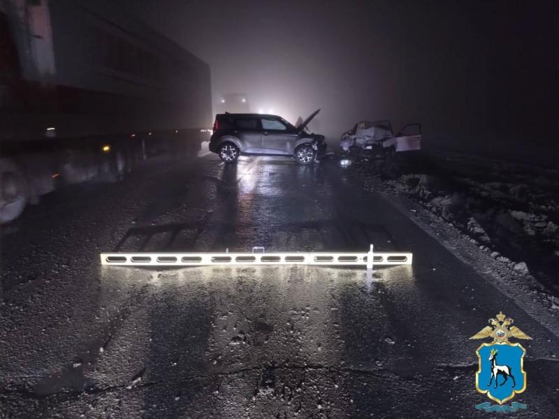 В Самарской области в аварии с двумя легковушками на трассе пострадали два человека