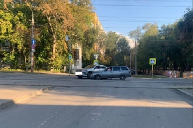 В Самаре двух женщин доставили в больницу после ДТП на перекрестке