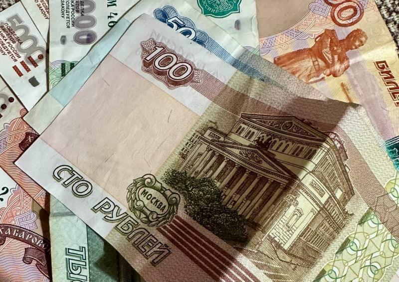 Стало вдвое меньше россиян, хранящих деньги в долларах