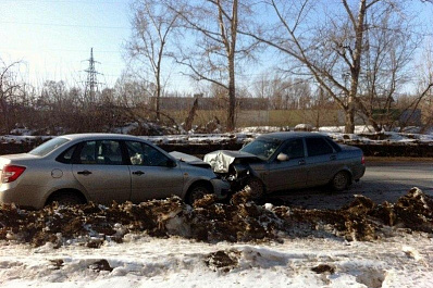 В автомобильной аварии в Тольятти 4 человека получили травмы