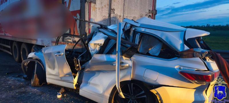 В Самарской области 23 июня после столкновения кроссовера и большегруза погиб мужчина