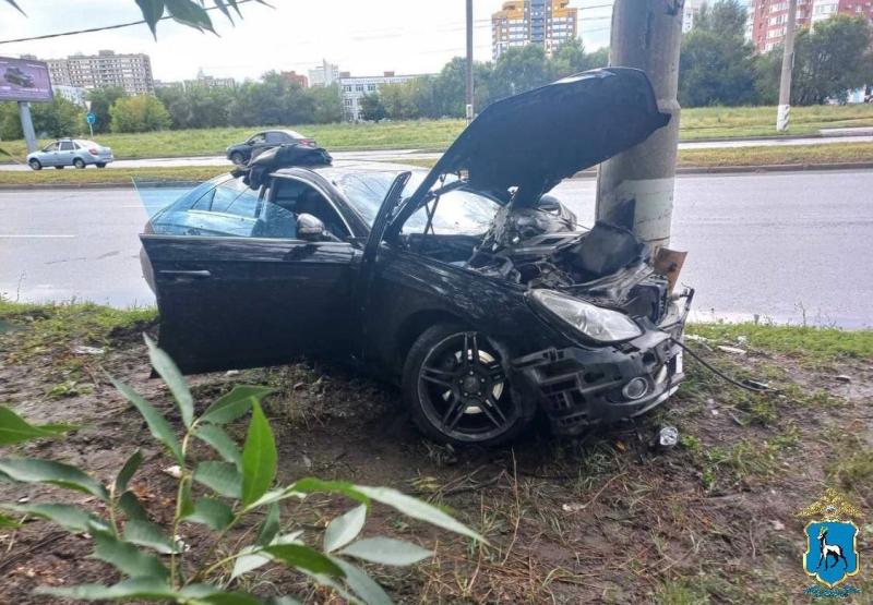 В Тольятти Mercedes влетел в столб