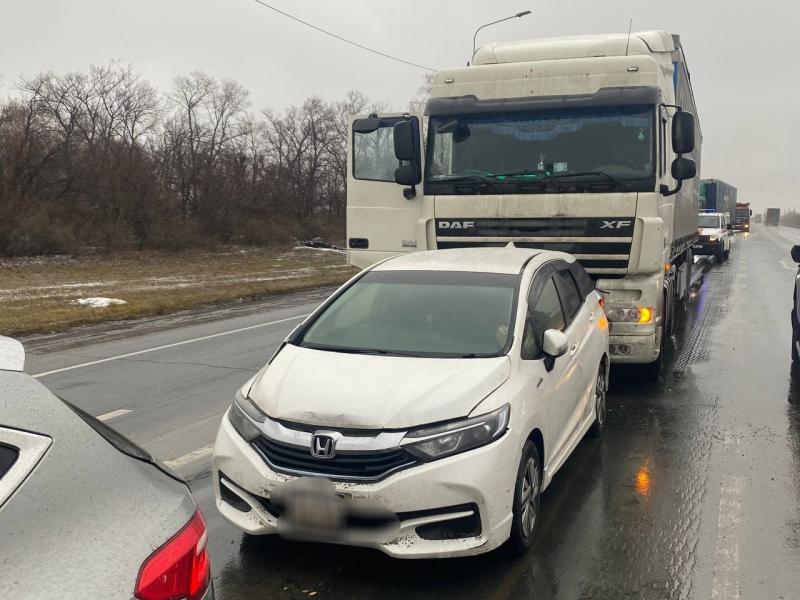 В Самарской области на трассе фура протаранила две легковушки